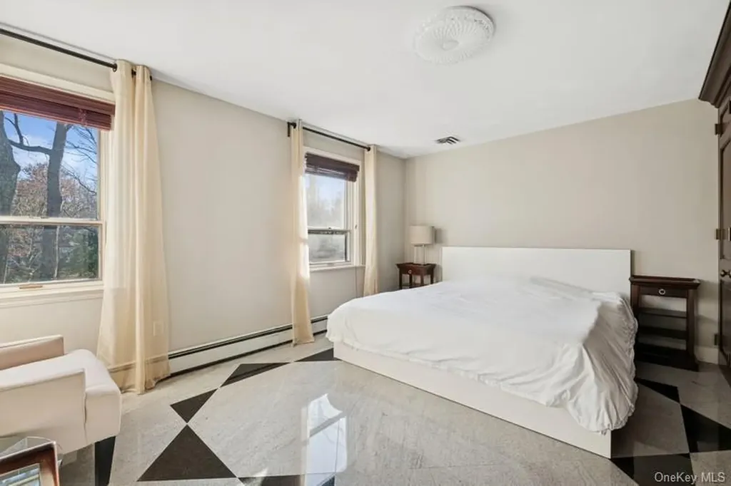 6 The Maples Roslyn NY 11576