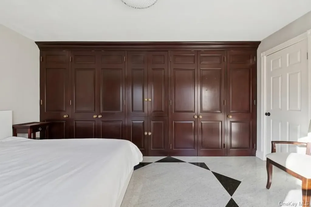 6 The Maples Roslyn NY 11576