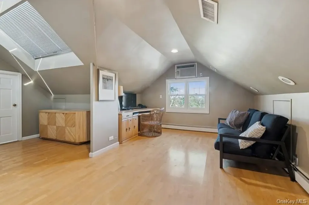 6 The Maples Roslyn NY 11576