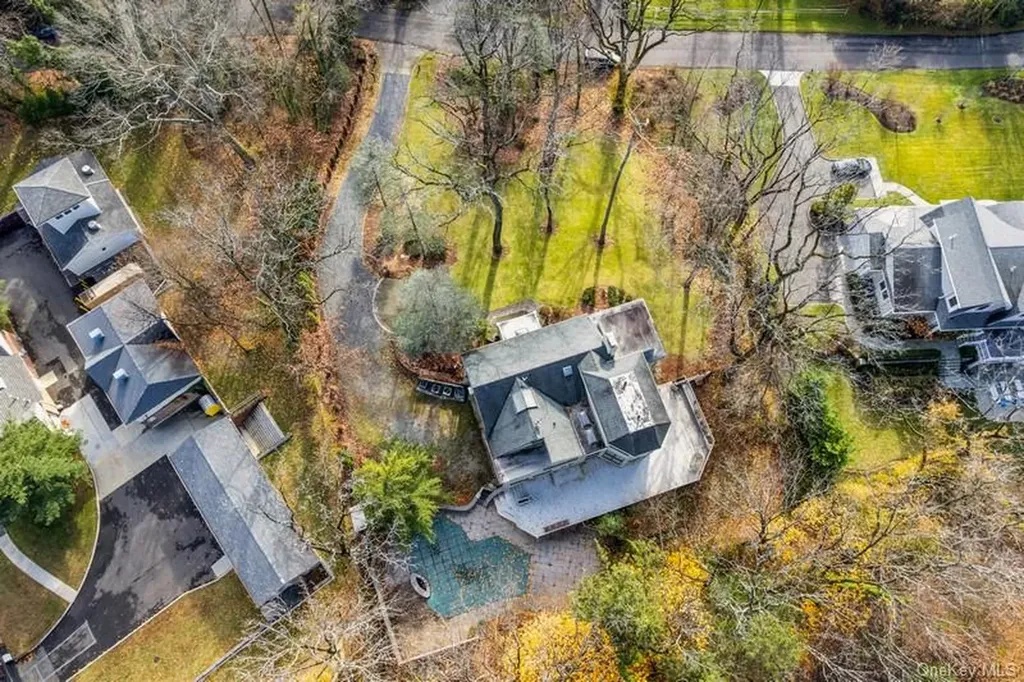 6 The Maples Roslyn NY 11576
