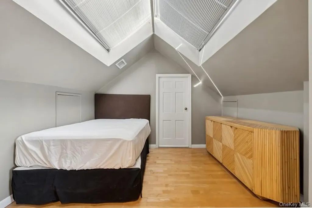 6 The Maples Roslyn NY 11576