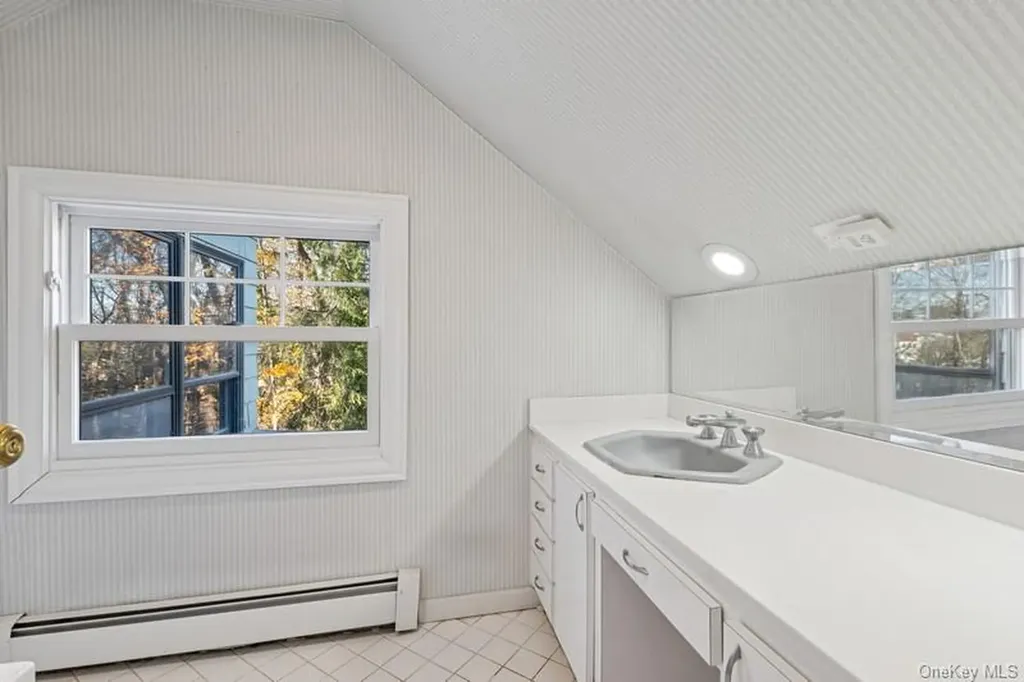 6 The Maples Roslyn NY 11576