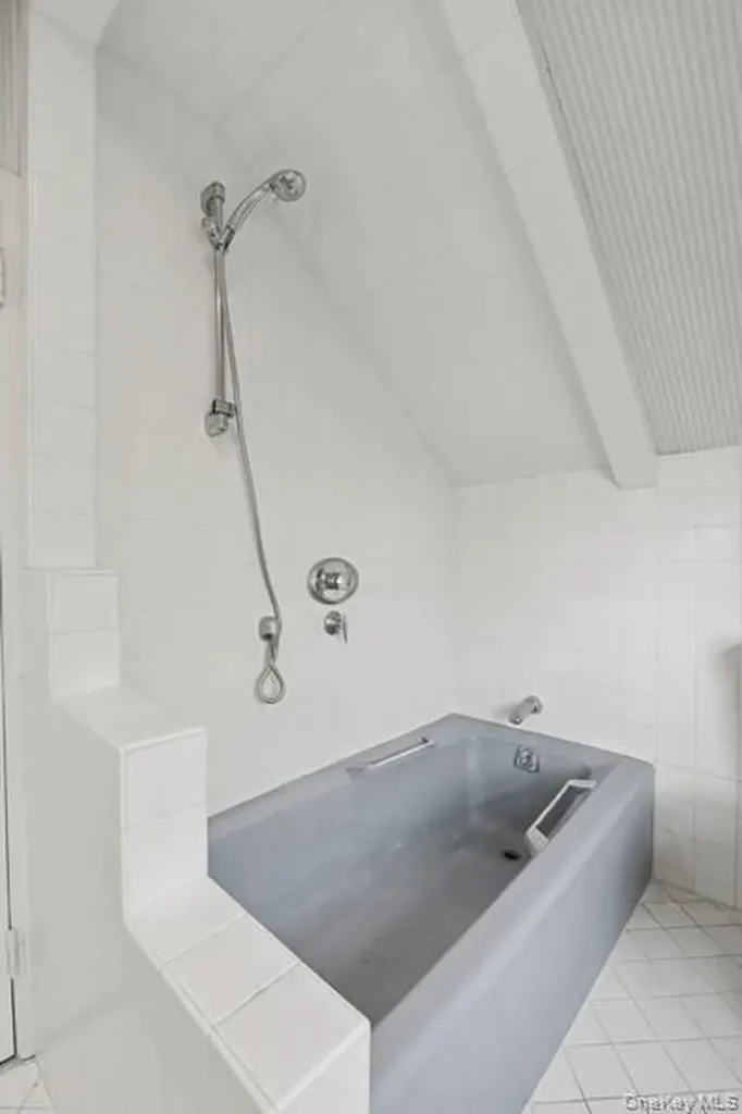 6 The Maples Roslyn NY 11576