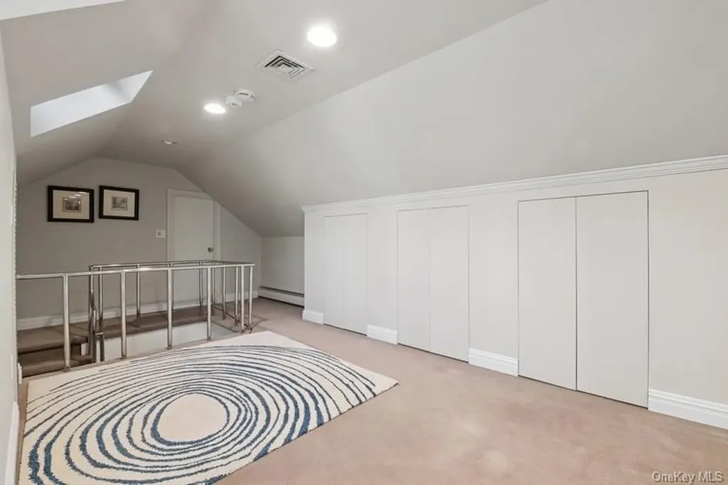 6 The Maples Roslyn NY 11576