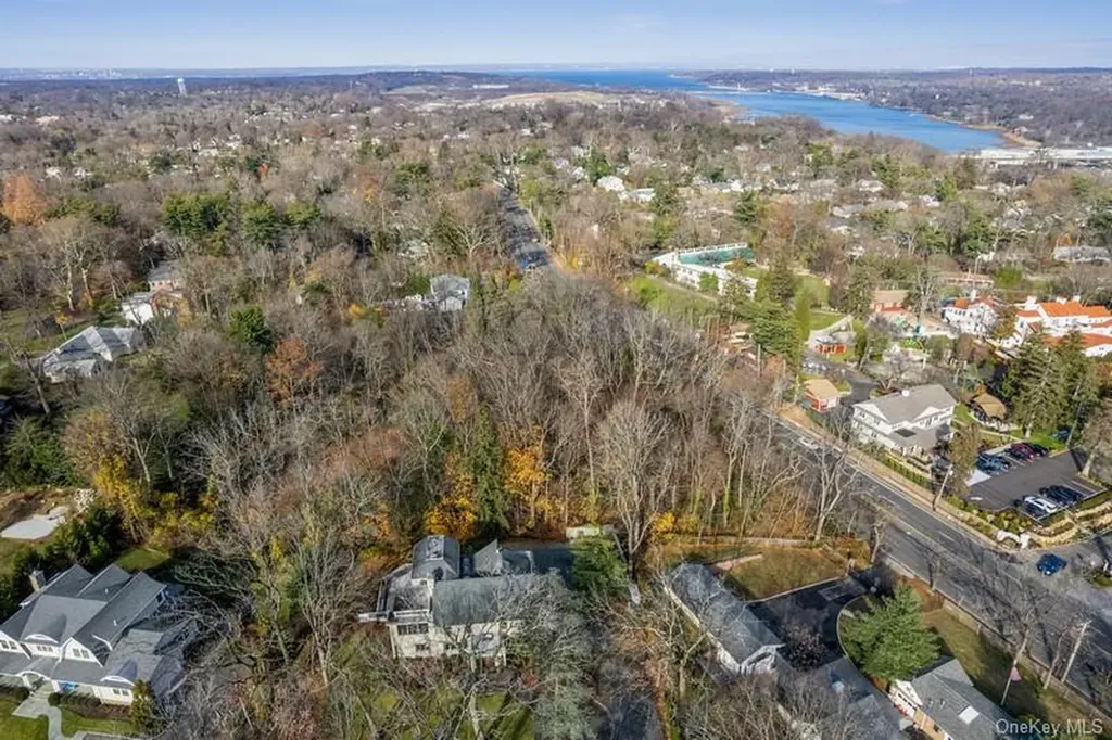6 The Maples Roslyn NY 11576