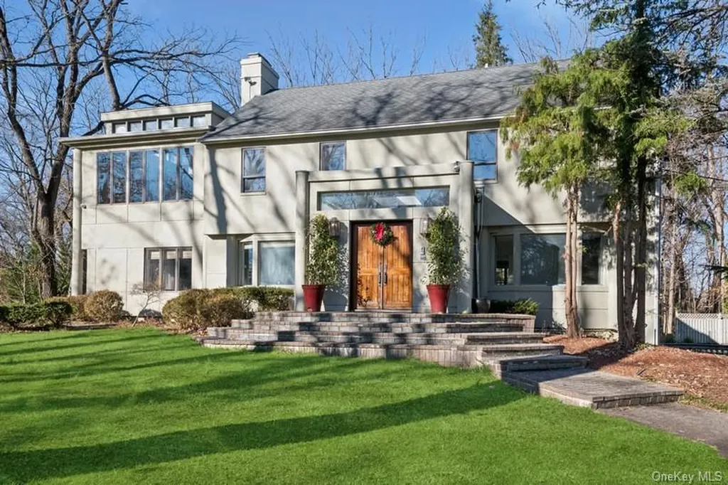 6 The Maples Roslyn NY 11576