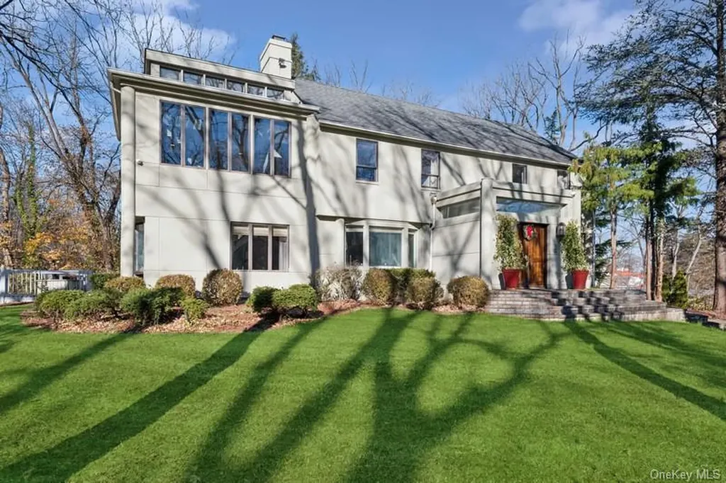 6 The Maples Roslyn NY 11576