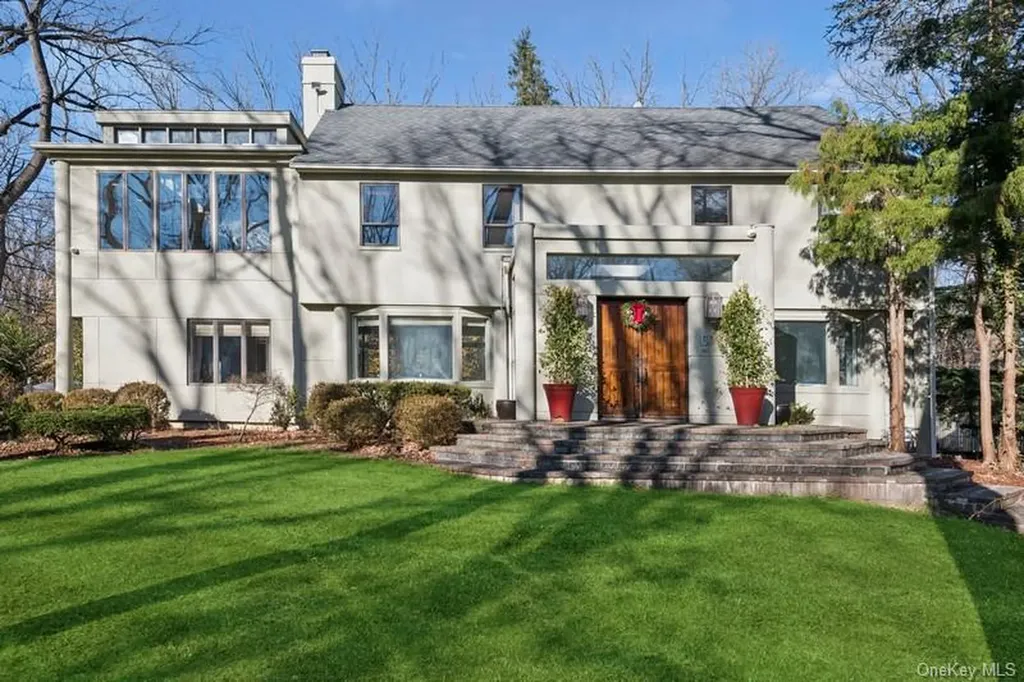 6 The Maples Roslyn NY 11576