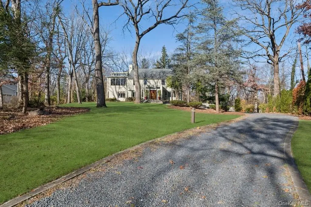 6 The Maples Roslyn NY 11576