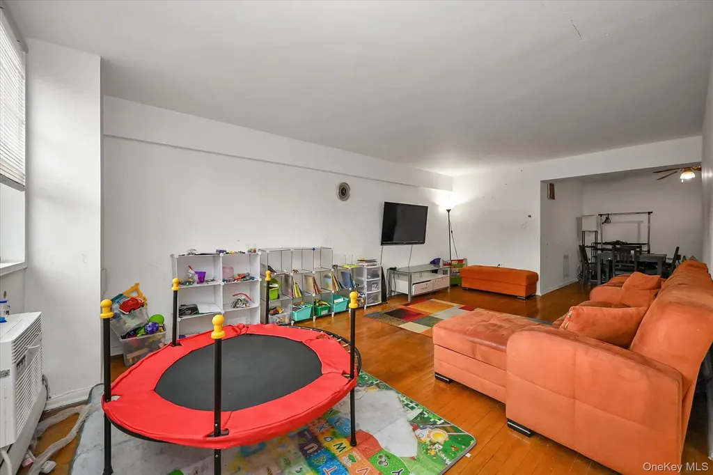 99-30 59ave Corona NY 11368