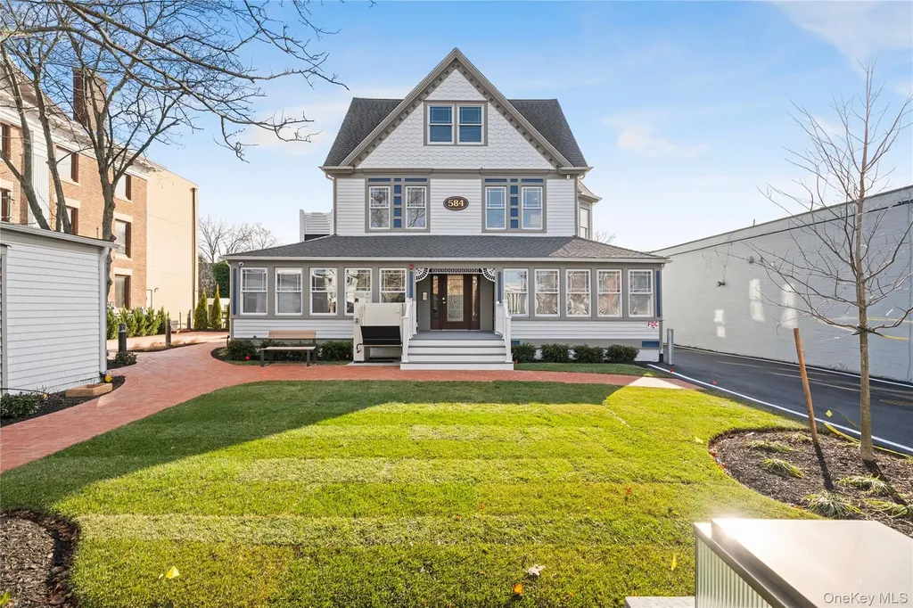 584 Main Street Islip NY 11751