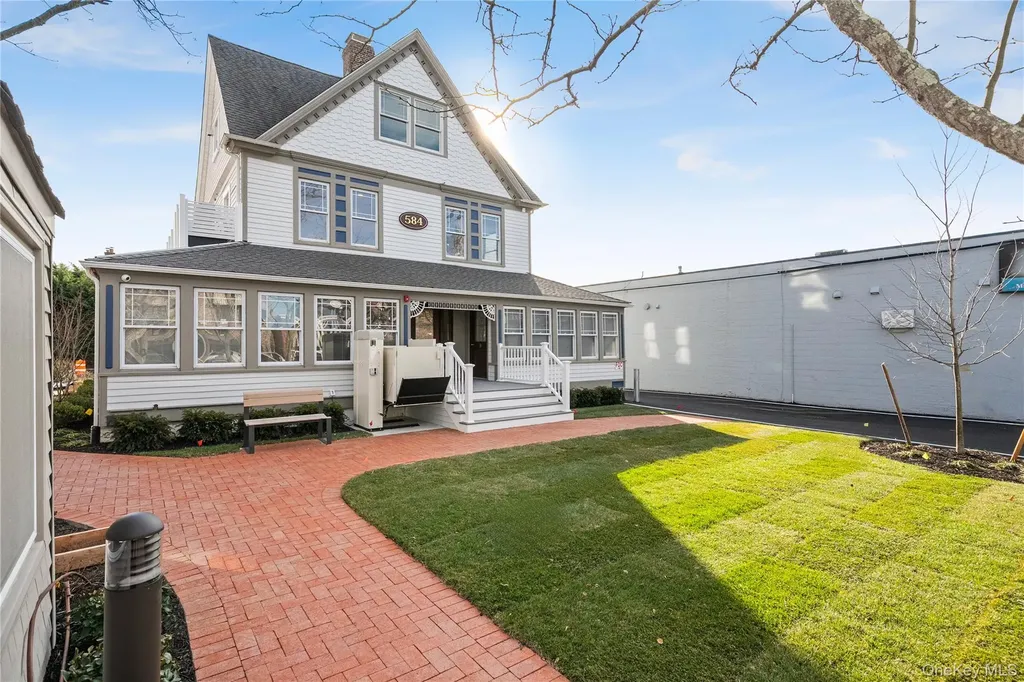 584 Main Street Islip NY 11751