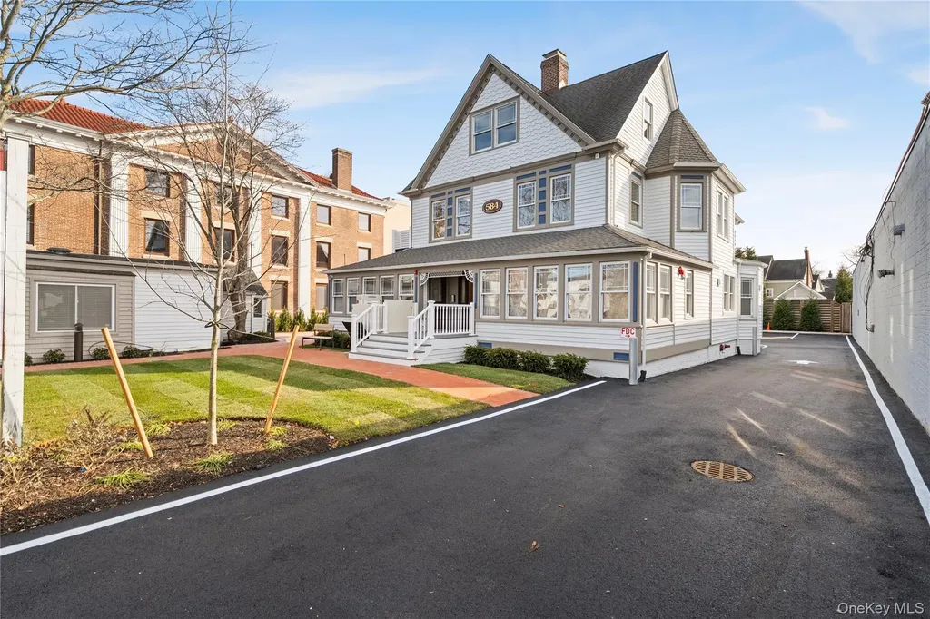 584 Main Street Islip NY 11751