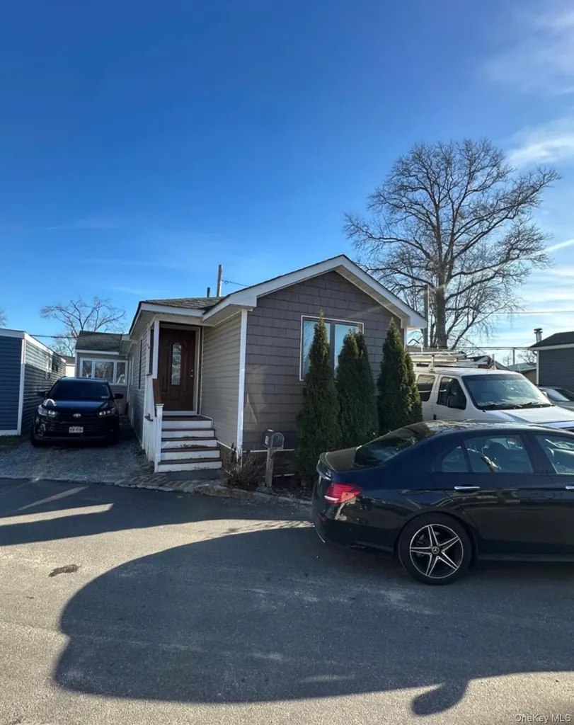 10 Elm Avenue Bay Shore NY 11706