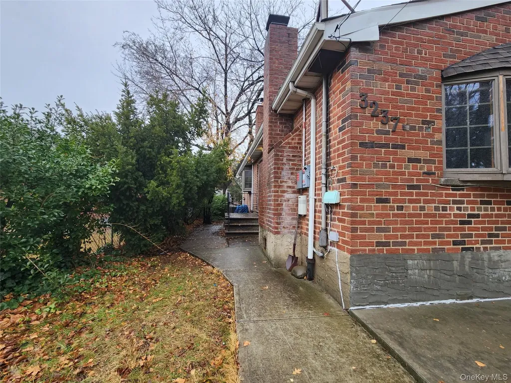 3237 Rawlins Avenue Bronx NY 10465