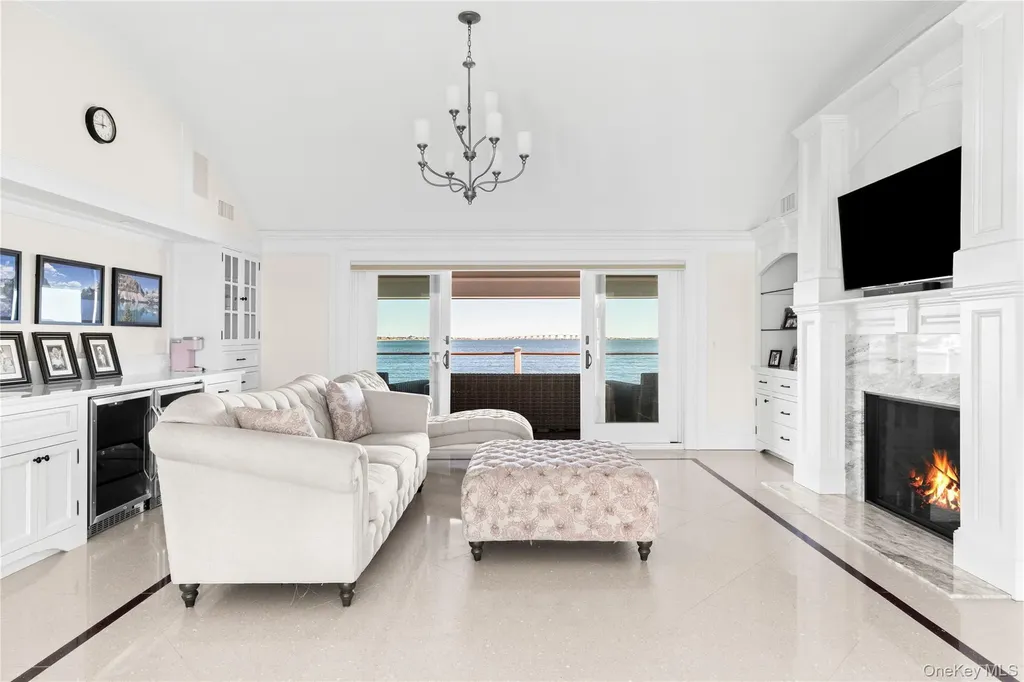 17 Ludlow Lane Hampton Bays NY 11946