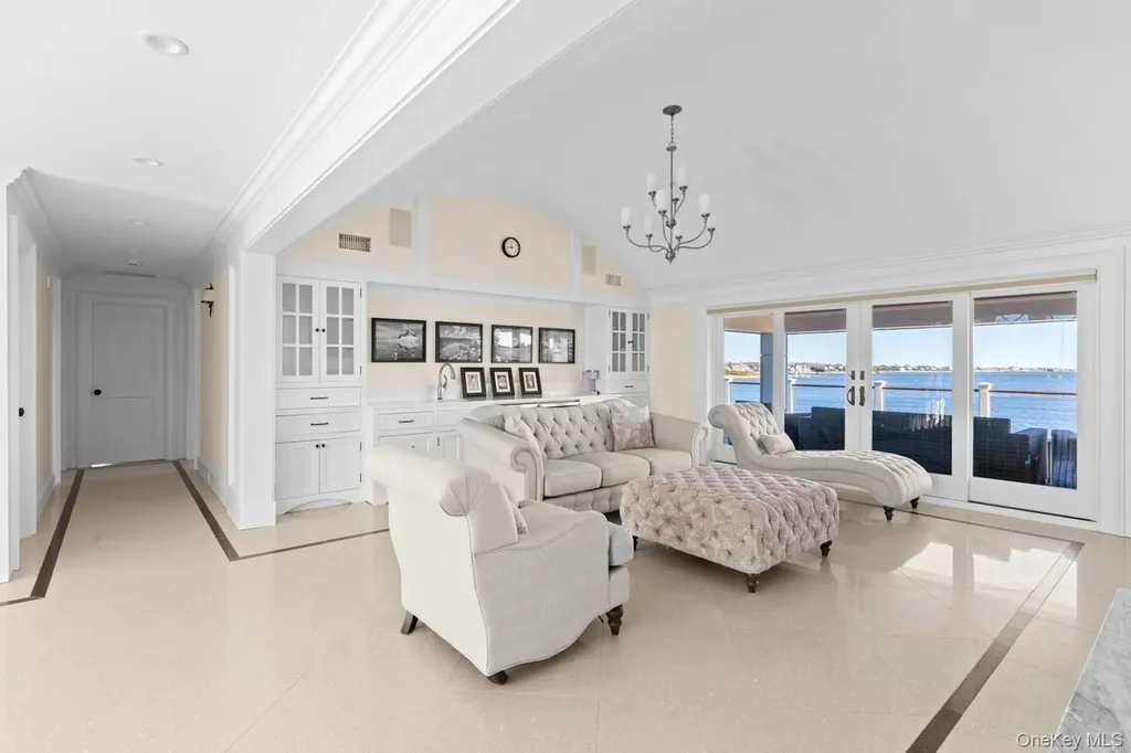 17 Ludlow Lane Hampton Bays NY 11946