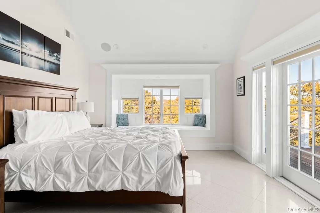 17 Ludlow Lane Hampton Bays NY 11946