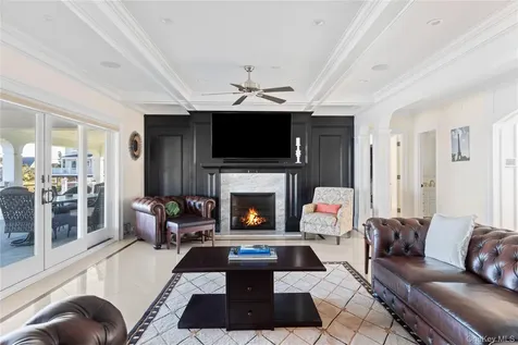 17 Ludlow Lane Hampton Bays NY 11946