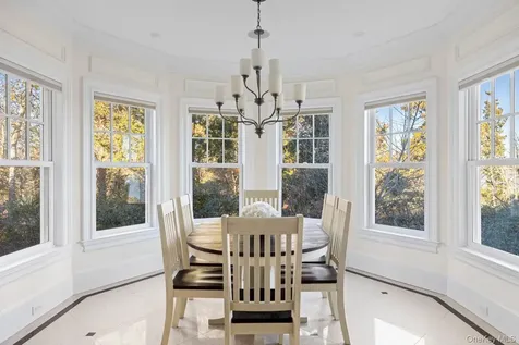 17 Ludlow Lane Hampton Bays NY 11946