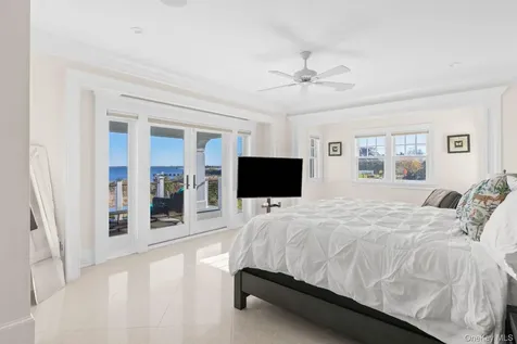 17 Ludlow Lane Hampton Bays NY 11946