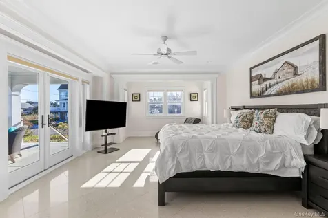 17 Ludlow Lane Hampton Bays NY 11946