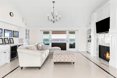 17 Ludlow Lane Hampton Bays NY 11946