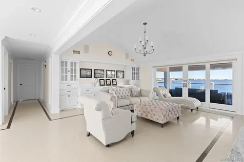 17 Ludlow Lane Hampton Bays NY 11946