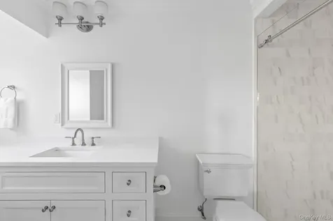 17 Ludlow Lane Hampton Bays NY 11946