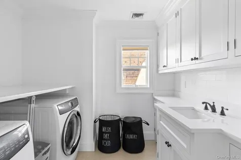 17 Ludlow Lane Hampton Bays NY 11946