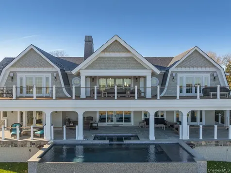 17 Ludlow Lane Hampton Bays NY 11946