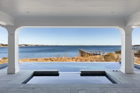 17 Ludlow Lane Hampton Bays NY 11946