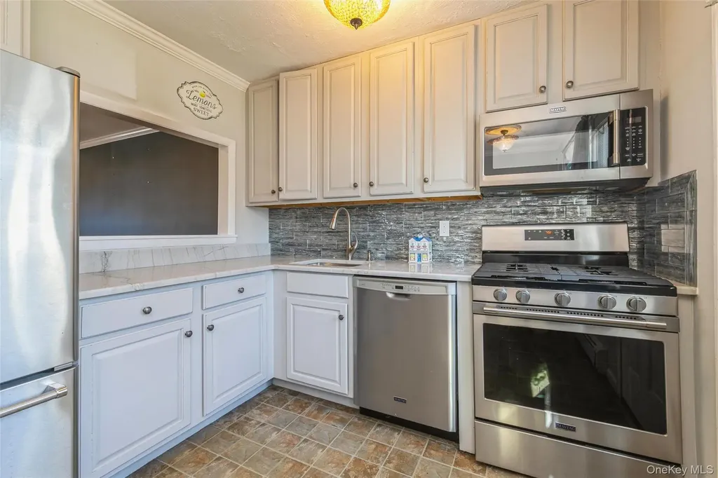 92 Cardinal Lane Islip NY 11751