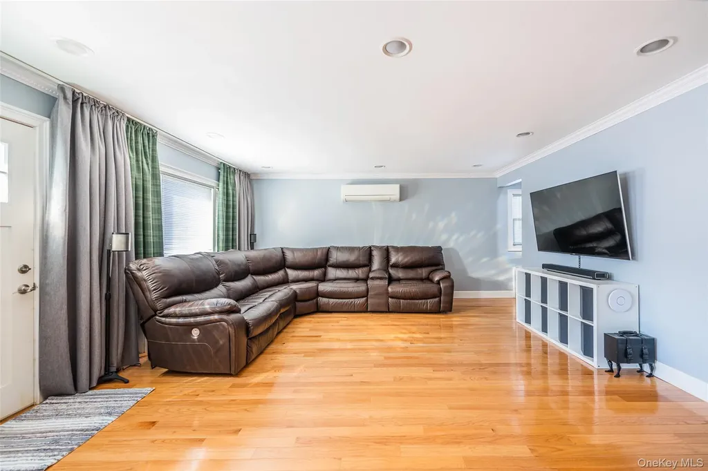 94 Sheridan Boulevard Mineola NY 11501