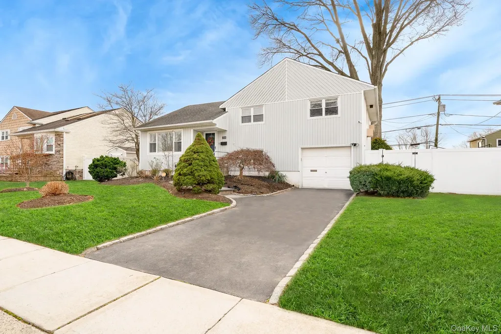 3738 Regent Lane Wantagh NY 11793