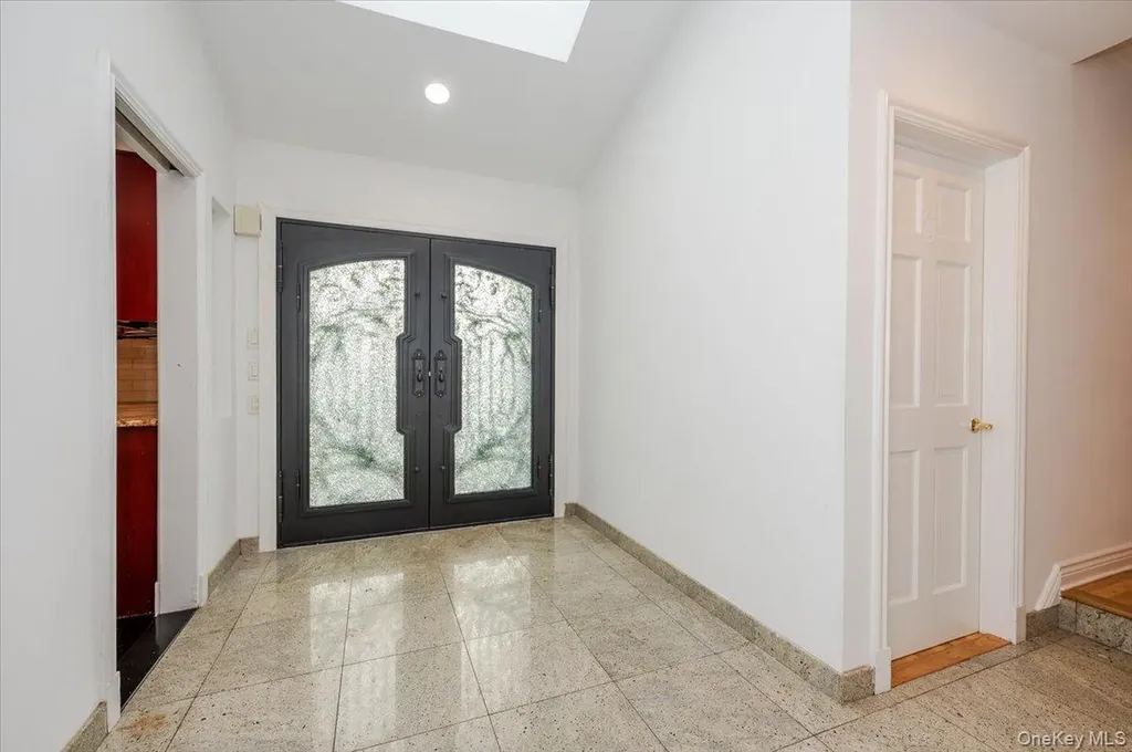 18 Locust Drive Great Neck NY 11021