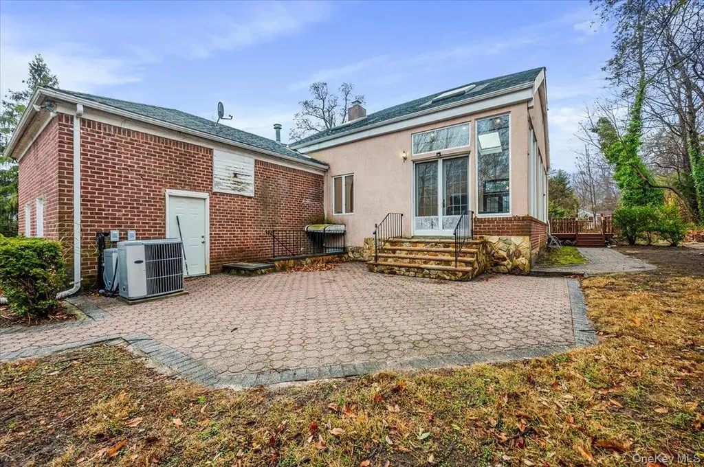 18 Locust Drive Great Neck NY 11021