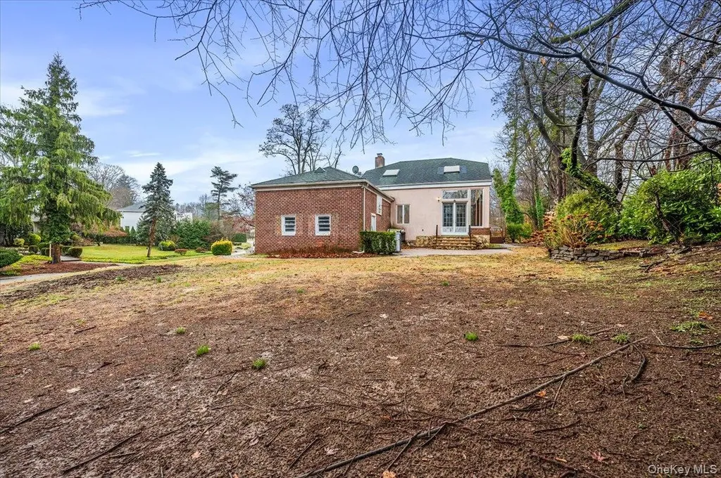 18 Locust Drive Great Neck NY 11021