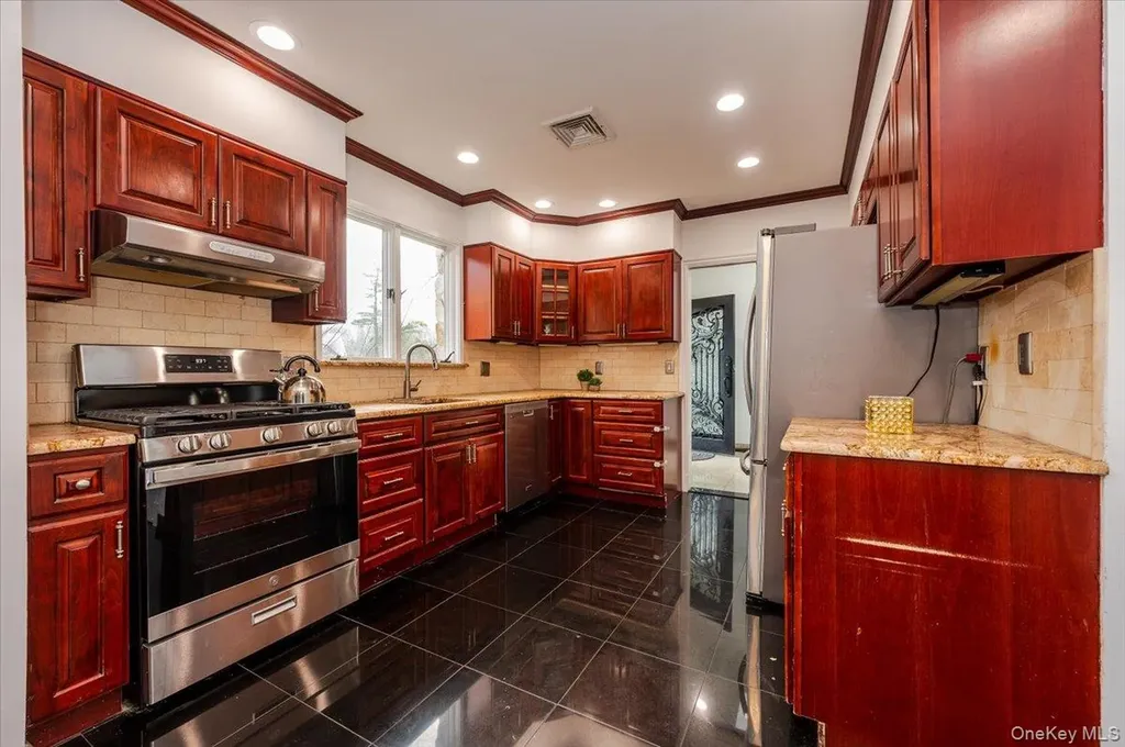 18 Locust Drive Great Neck NY 11021