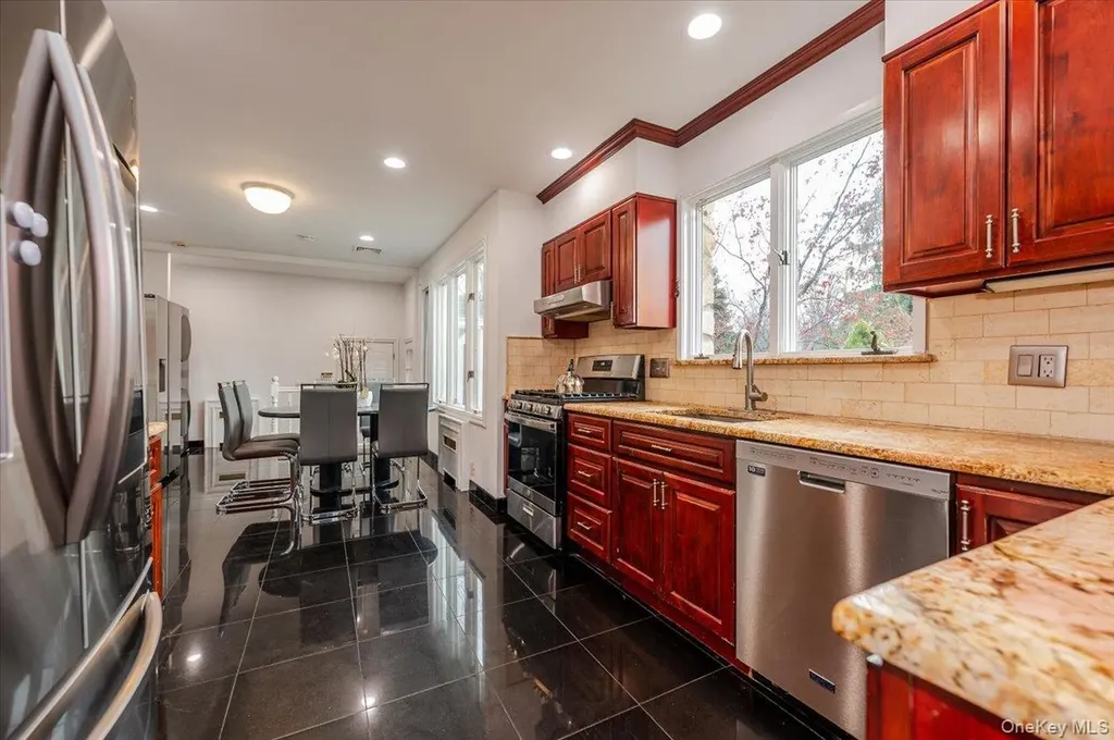 18 Locust Drive Great Neck NY 11021