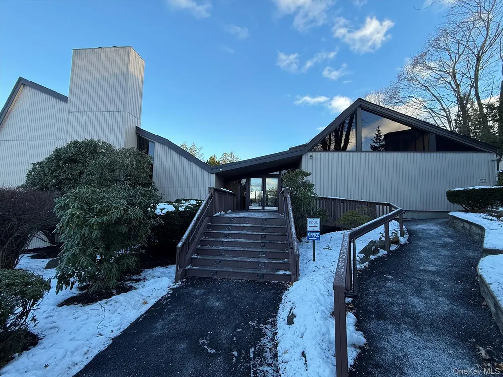 1801 Holly Walk Poughkeepsie NY 12603