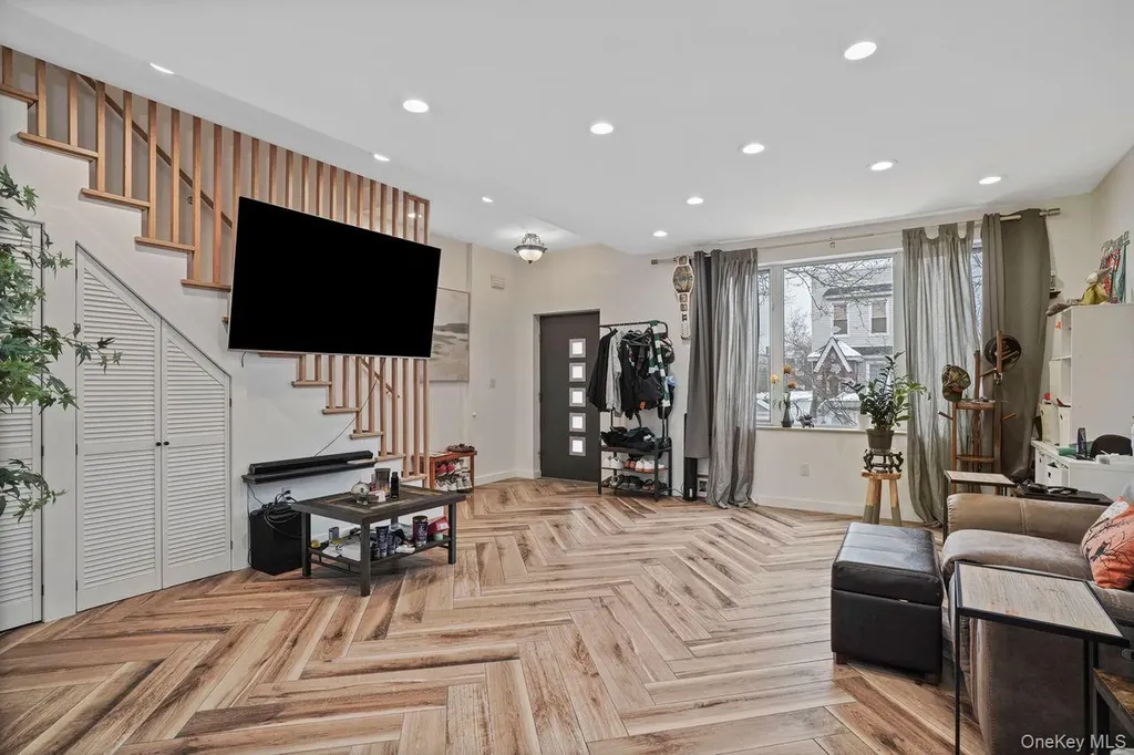 7161 70th Street Glendale NY 11385