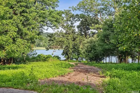 31 Factory Pond Road Locust Valley NY 11560