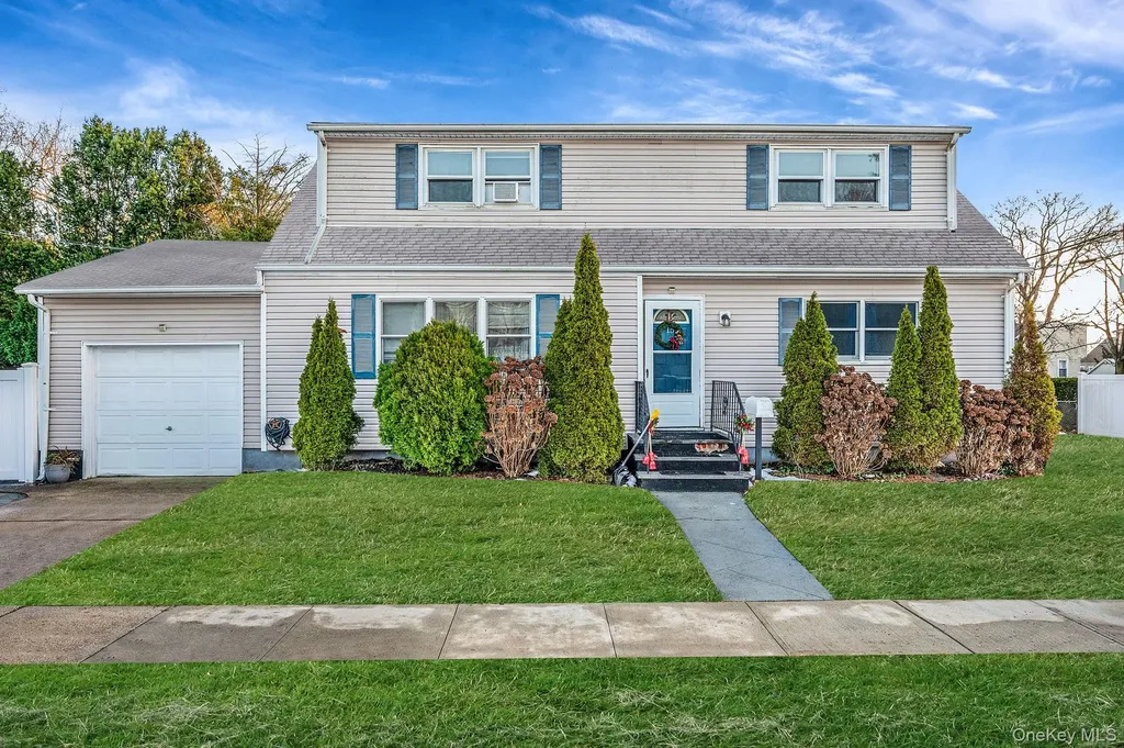 15 Macon Street Lindenhurst NY 11757