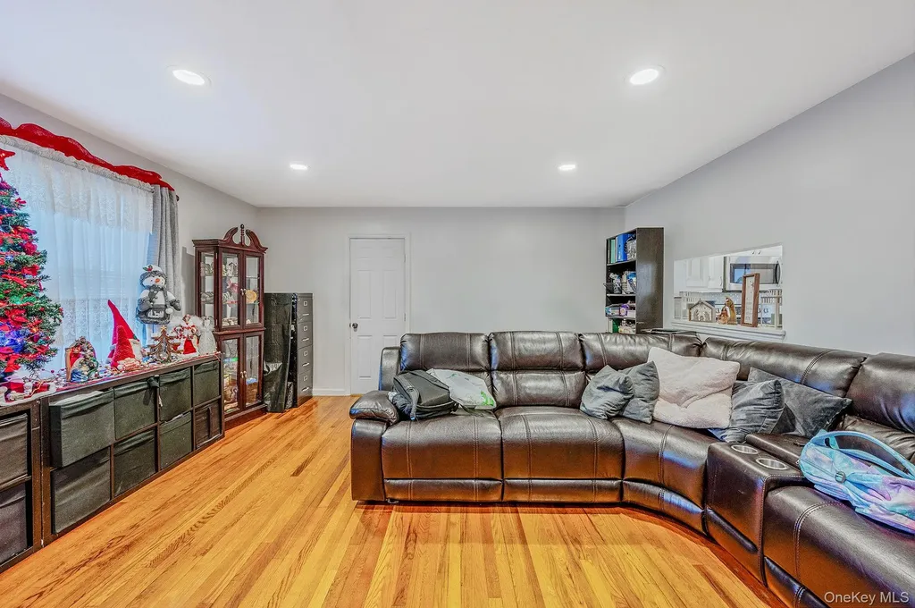 15 Macon Street Lindenhurst NY 11757