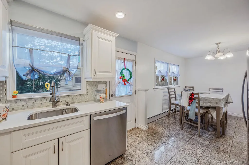 15 Macon Street Lindenhurst NY 11757