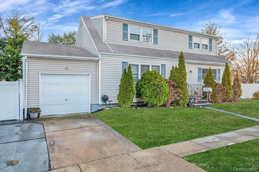 15 Macon Street Lindenhurst NY 11757