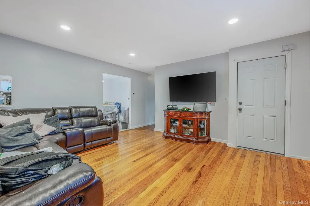 15 Macon Street Lindenhurst NY 11757