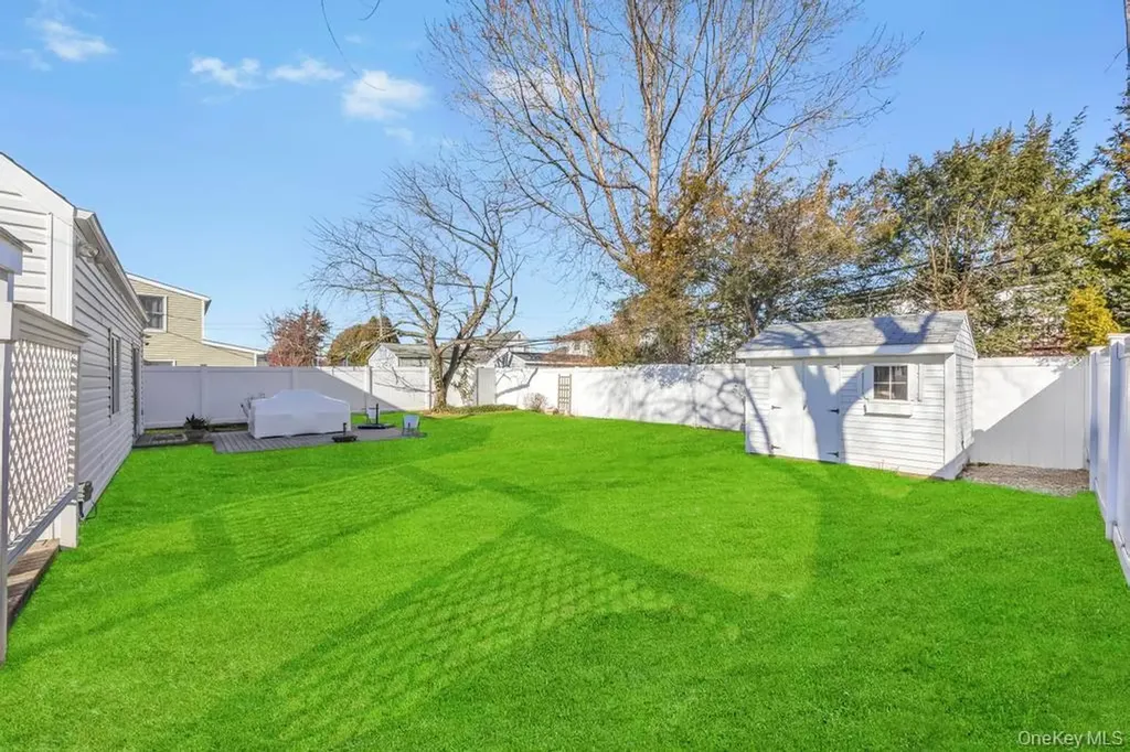 23 Haven Lane Levittown NY 11756