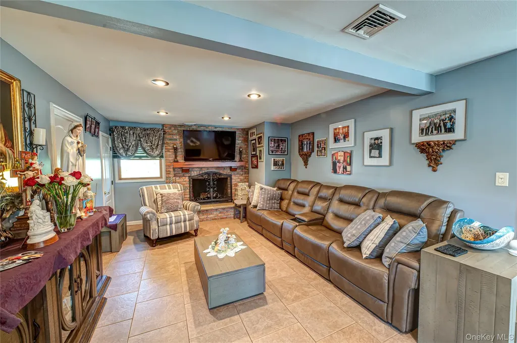 37 W 10th Street Deer Park NY 11729